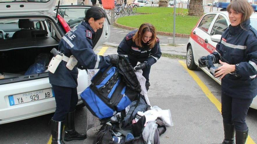 Sequestrate borse Prada, marsupi e dvd