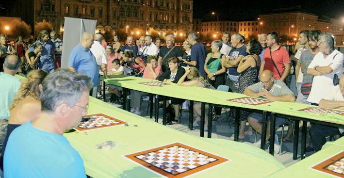 Borghetti contro tutti gioca a dama bendato e vince tutte le partite 