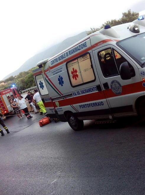Fa pipì a bordo strada e cade nel burrone 