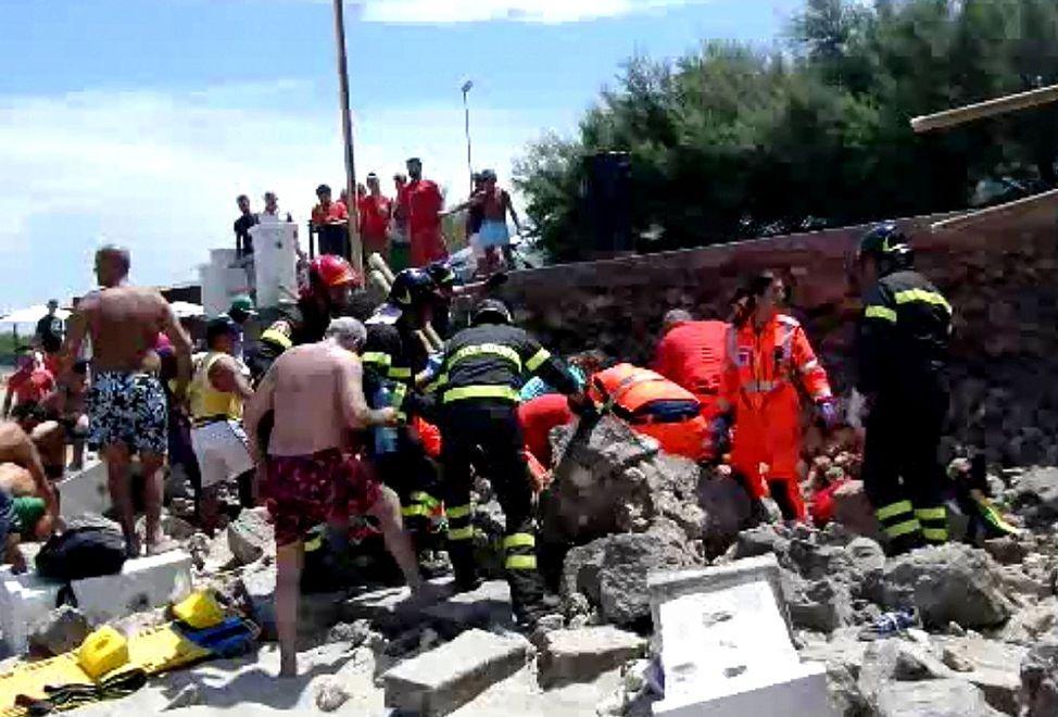 Tutti al mare dopo il crollo 