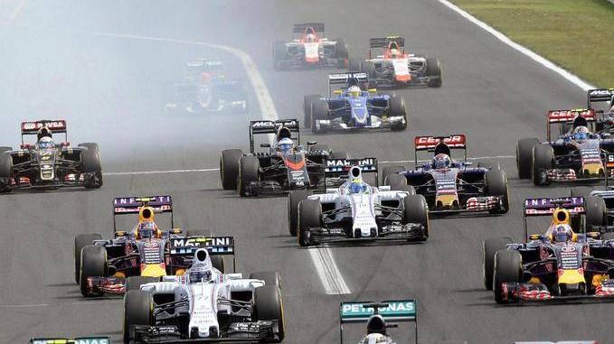 Partenza show, bruciate le Mercedes