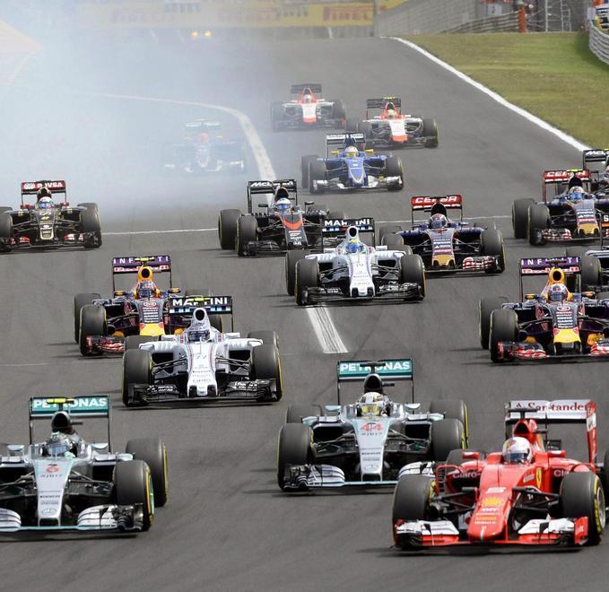 Partenza show, bruciate le Mercedes 