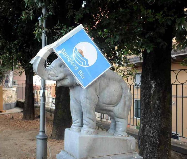 Le statue di Carrara sventolano la bandiera blu: ma è una protesta 