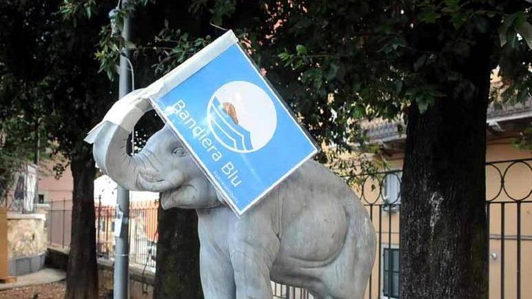 Le statue di Carrara sventolano la bandiera blu: ma è una protesta