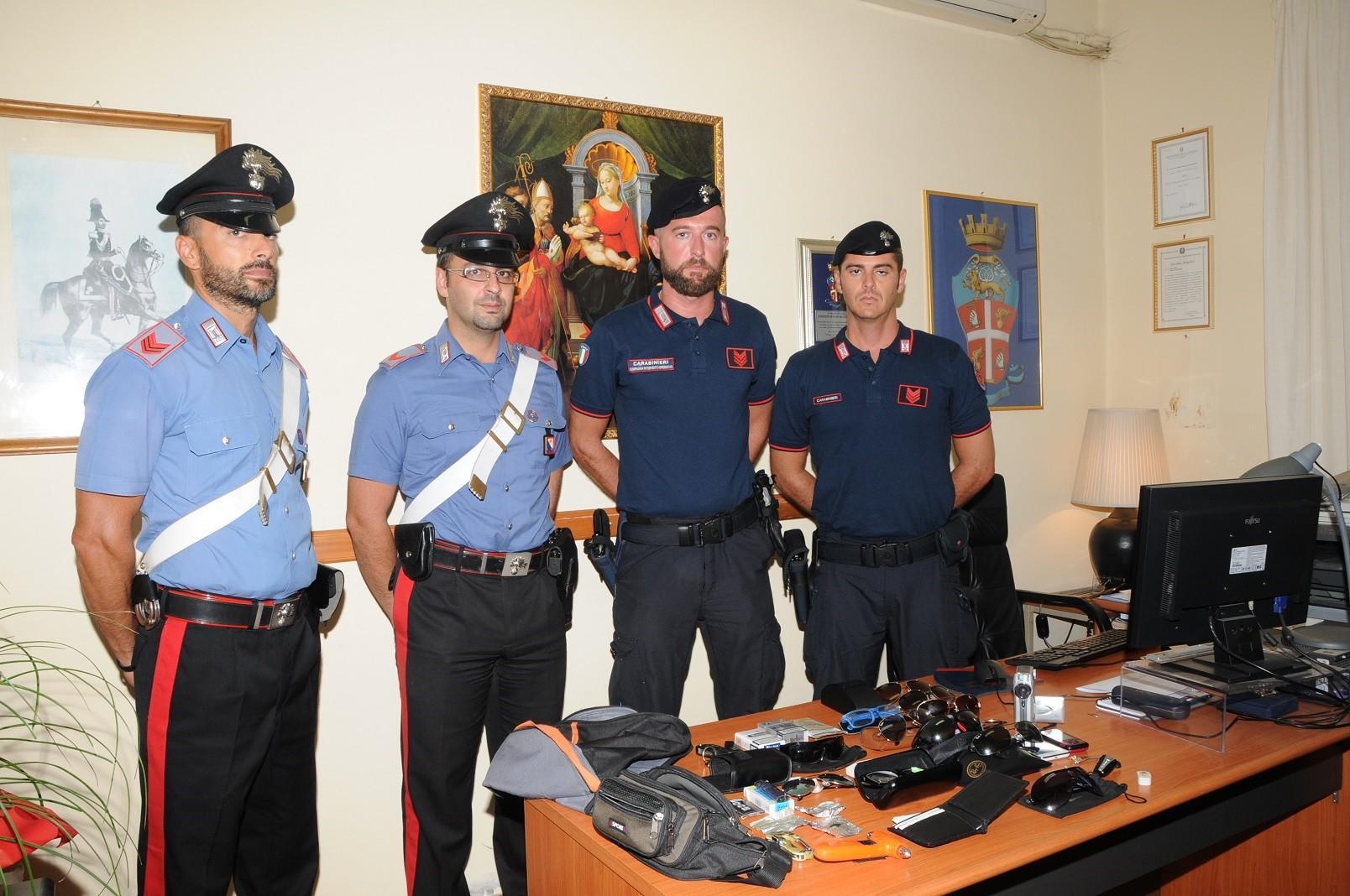 Ruba su sette auto in sosta, arrestato 