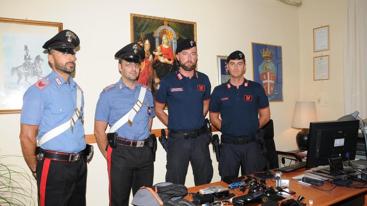 Ruba su sette auto in sosta, arrestato