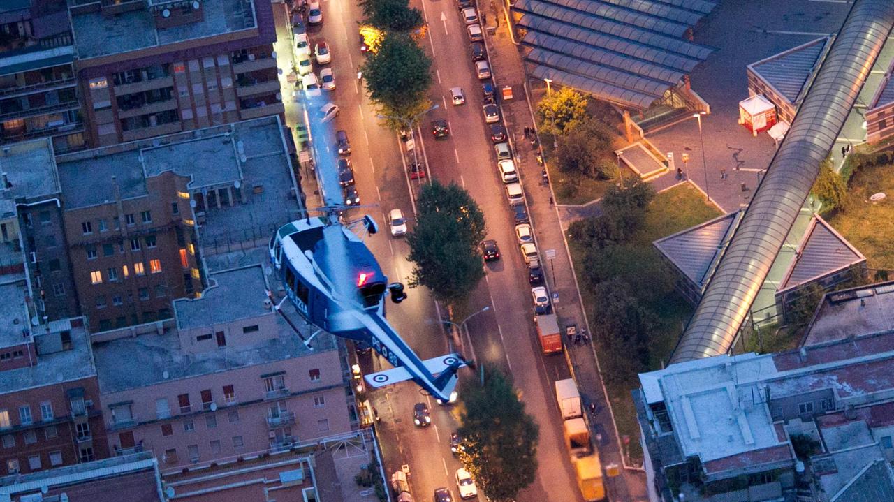 Elicottero della Polizia sul cielo di Roma (foto Massimo Sestini)