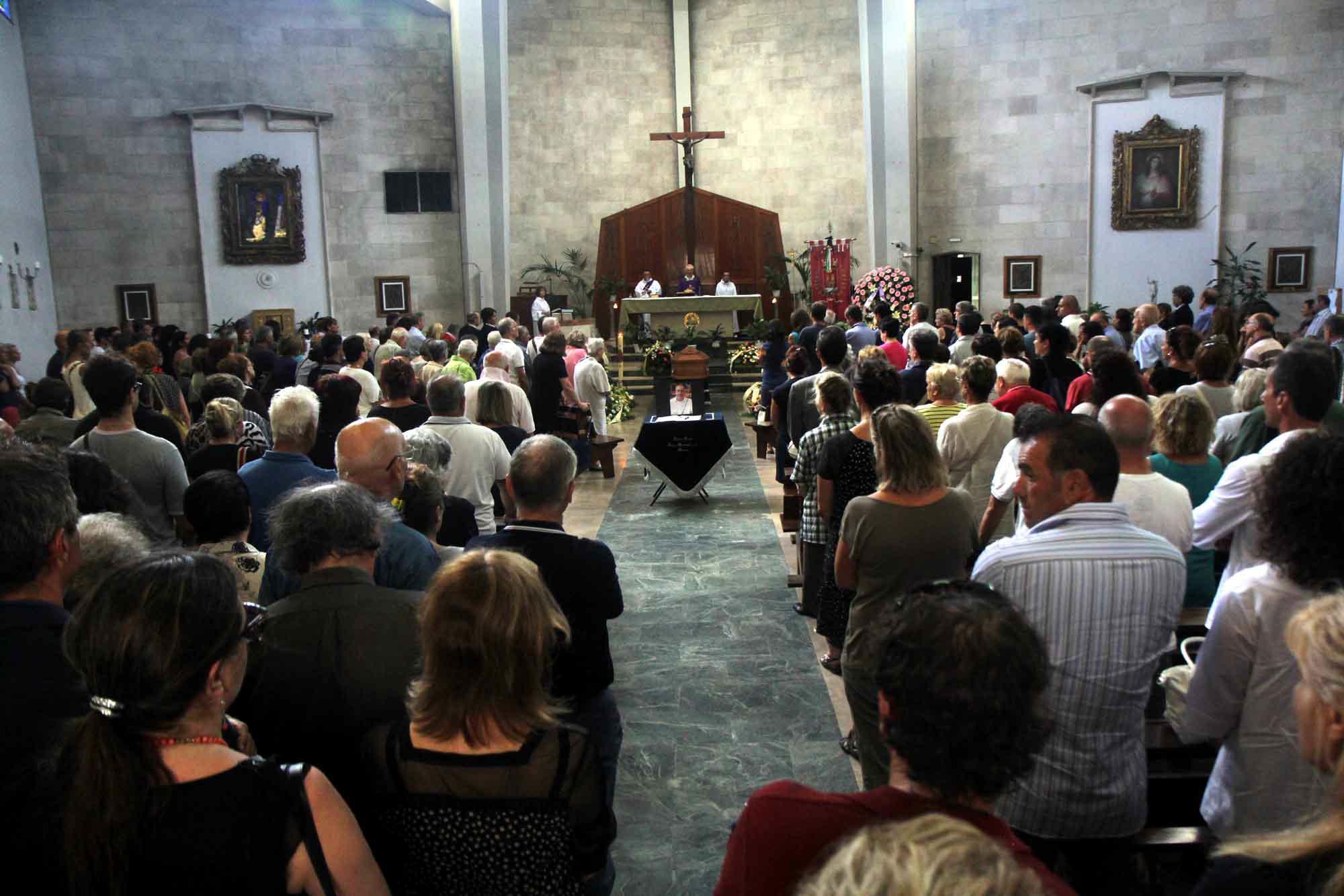 La cerimonia funebre in un Rosario affollatissimo (Salvini)