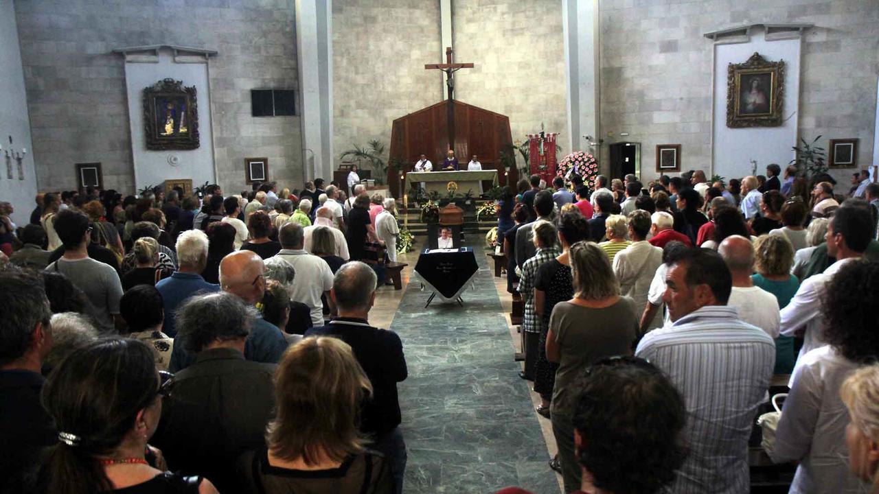 La cerimonia funebre in un Rosario affollatissimo (Salvini)