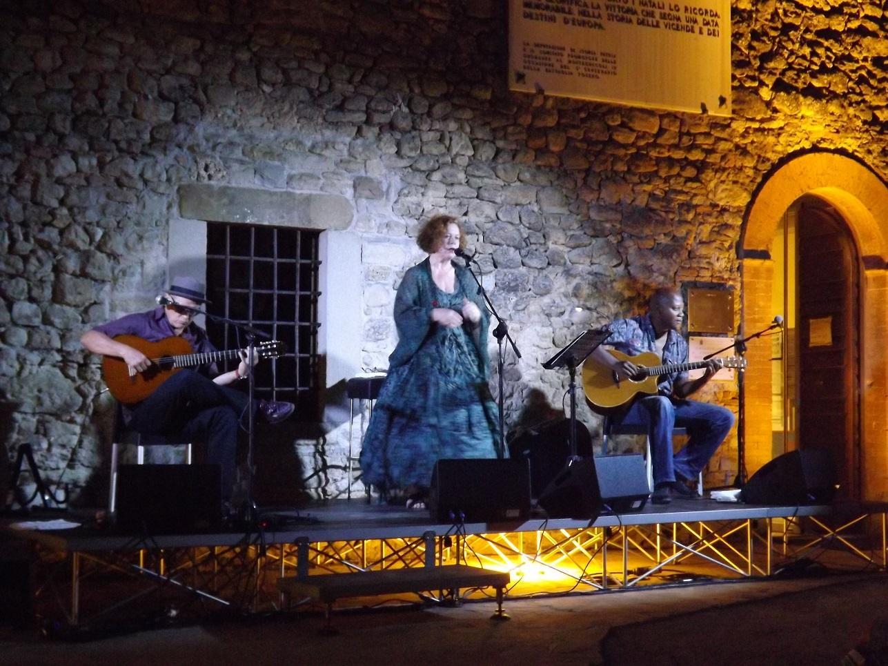 Sarah Jane Morris durante il concerto al castello di Montecuccolo