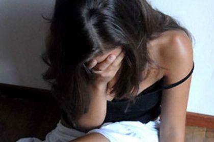 Minaccia l'ex moglie e picchia la figlia, denunciato