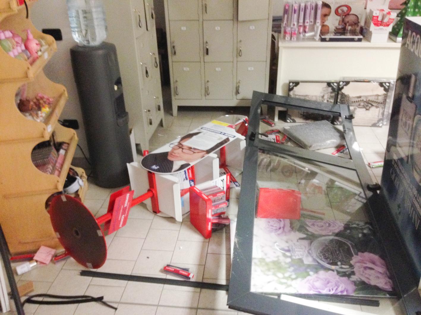 Rubano profumi al centro estetico