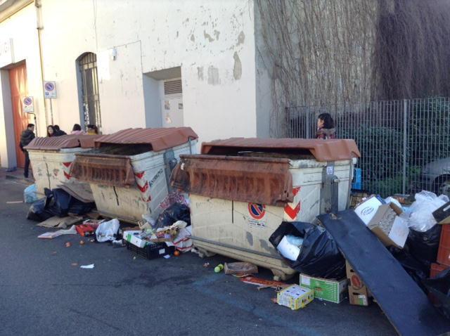 Rifiuti fuori dai cassonetti di via Pistoiese