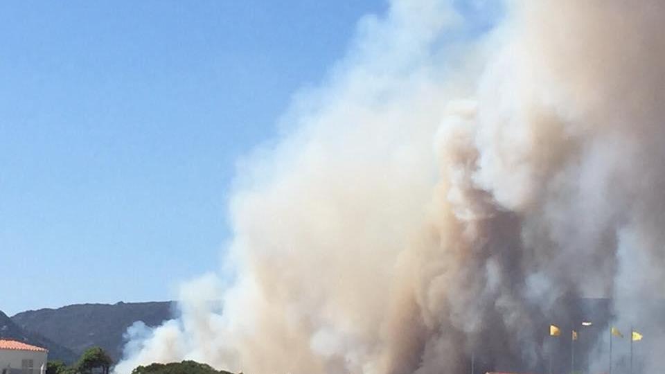 L'immagine dell'incendio scattata da una turista dalla spiaggia della Cinta