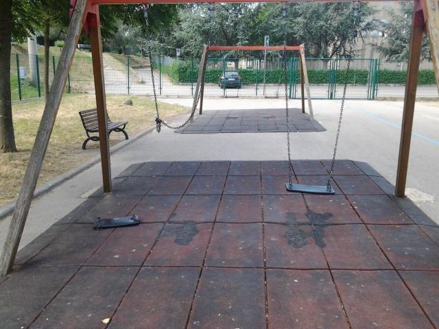 L'altena rotta nel parco giochi Giocagiò