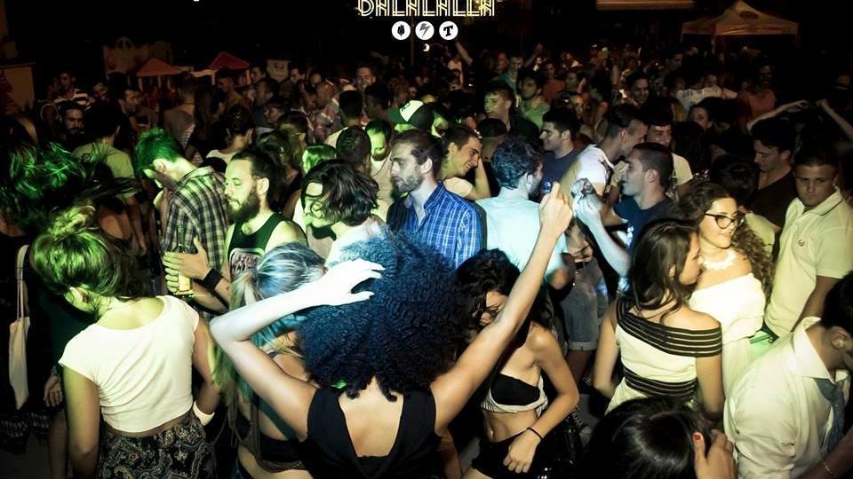 Una festa in spiaggia (foto dalla pagina Fb del Barlume)