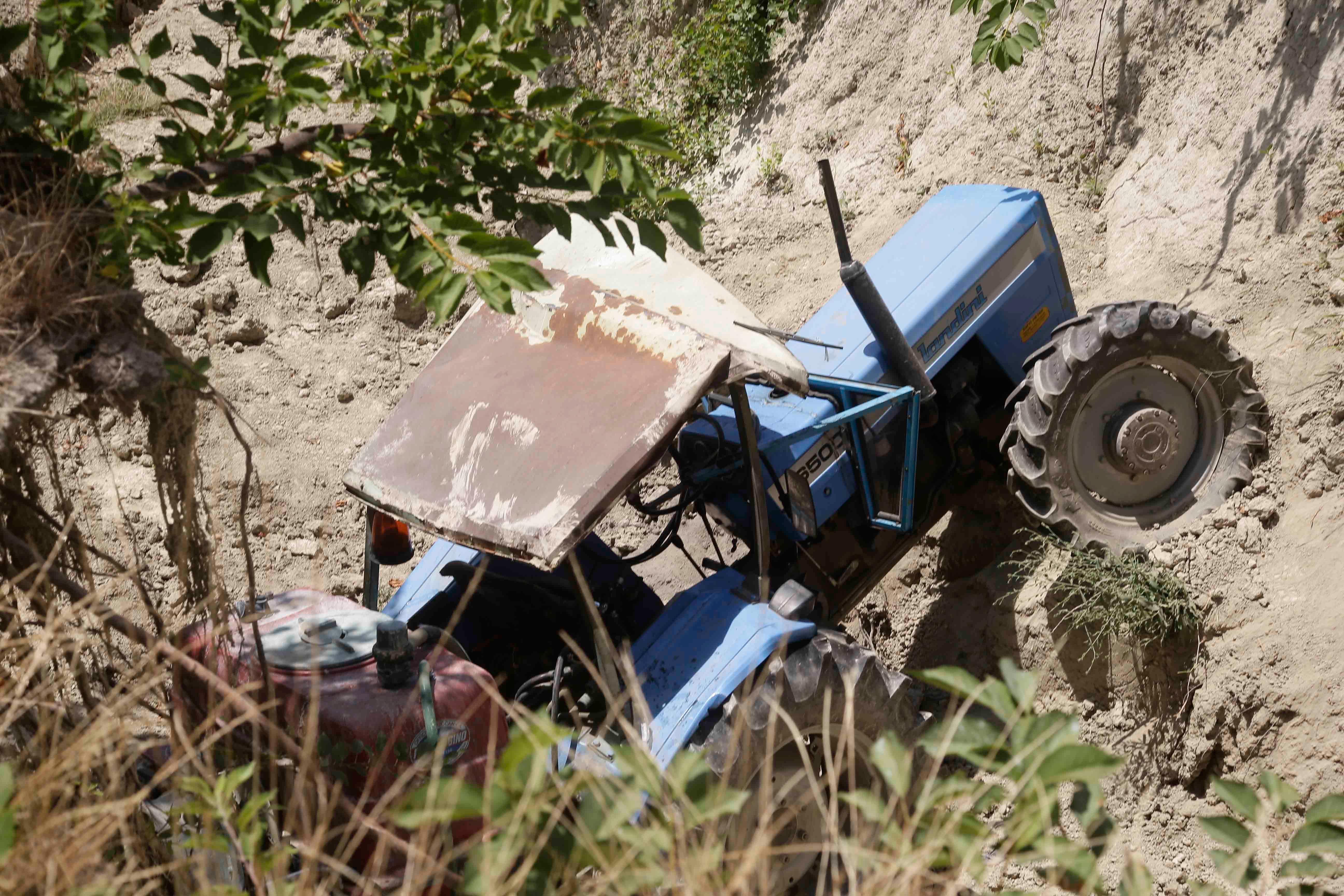 Si rovescia con il trattore, grave un agricoltore 