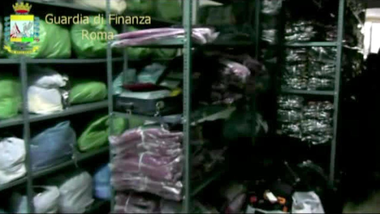 I capi d'abbigliamento sequestrati dalla Finanza a Roma