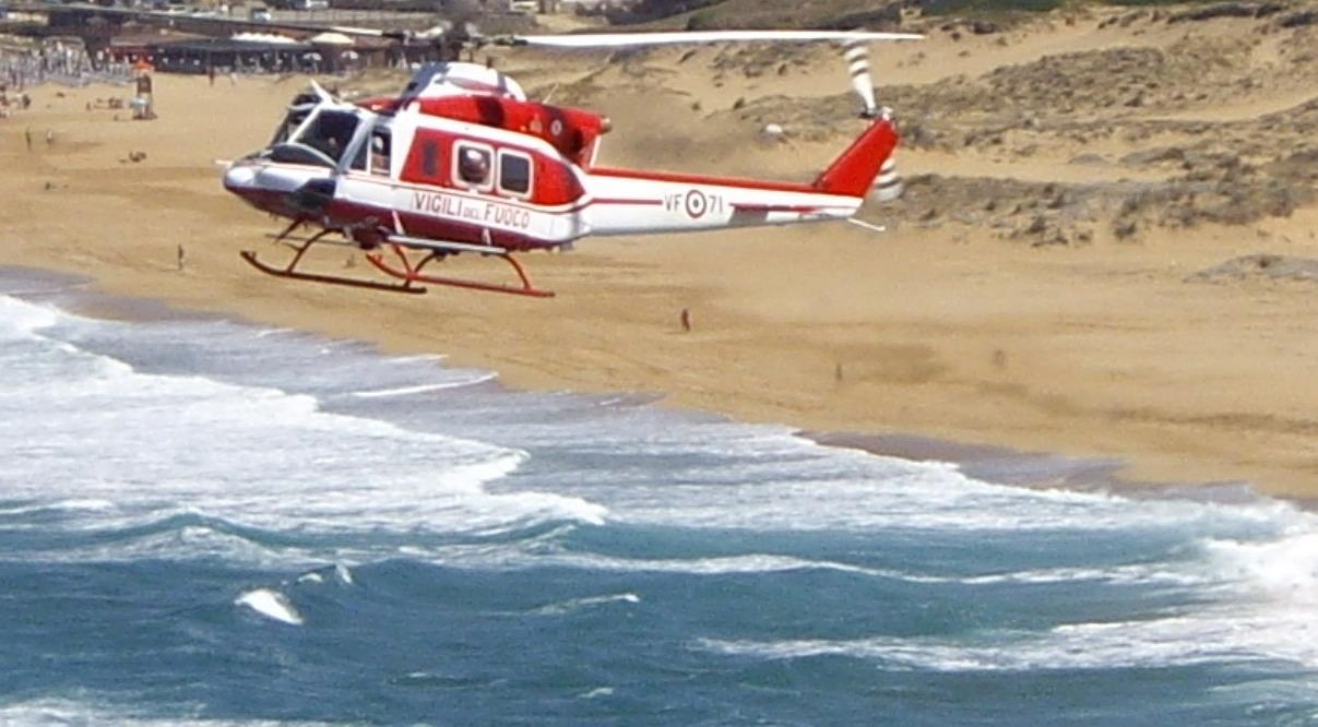 Scivu, tre persone in trappola su uno scoglio nel mare in tempesta