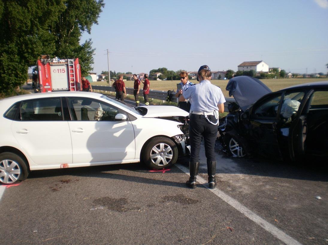 Ponte Rodoni, violento frontale: cinque feriti, uno grave 