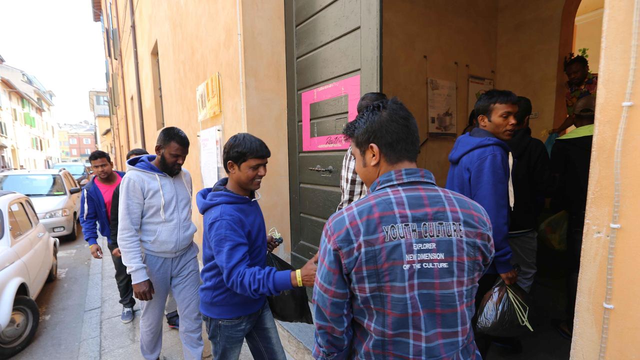 Caos profughi a Bologna, allestita una tendopoli 