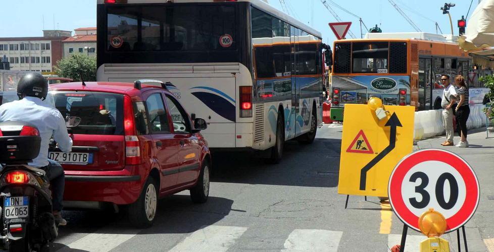 Ingorghi, file e inversioni, in via Grande è già caos rotatoria 