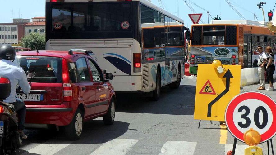Ingorghi, file e inversioni, in via Grande è già caos rotatoria