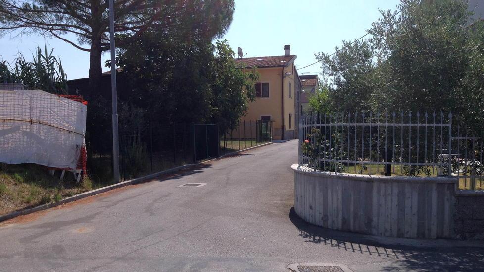 Una strada che non esiste dove vive una cinquantina di famiglie 