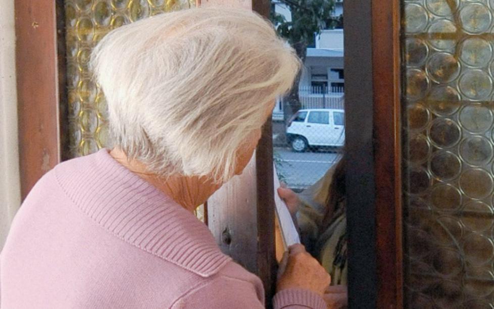 Gli anziani su Facebook per difendersi dalle truffe 