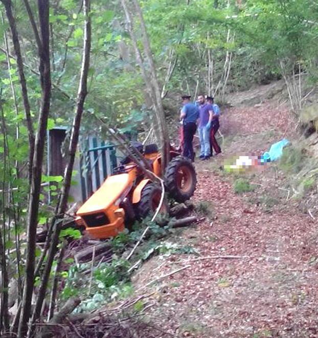 Sbalzato dal trattore e travolto dal rimorchio 