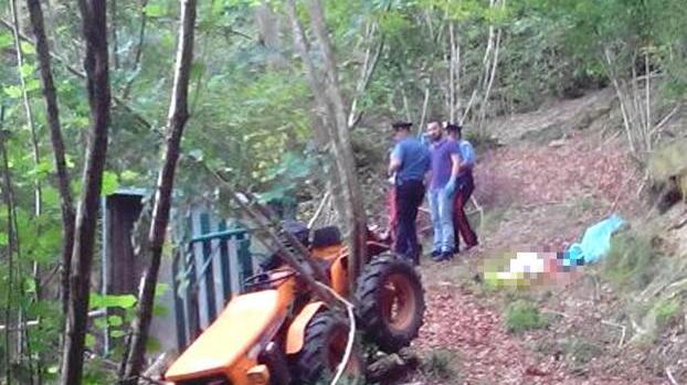 Sbalzato dal trattore e travolto dal rimorchio