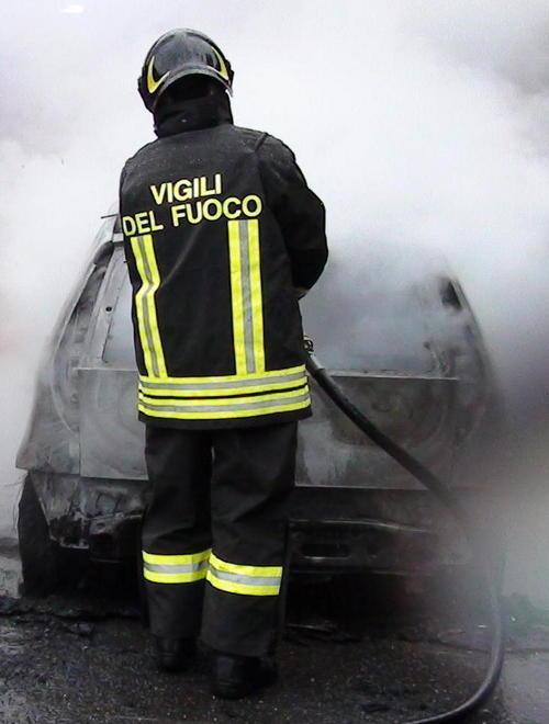 Auto a metano in fiamme a causa di un corto circuito 