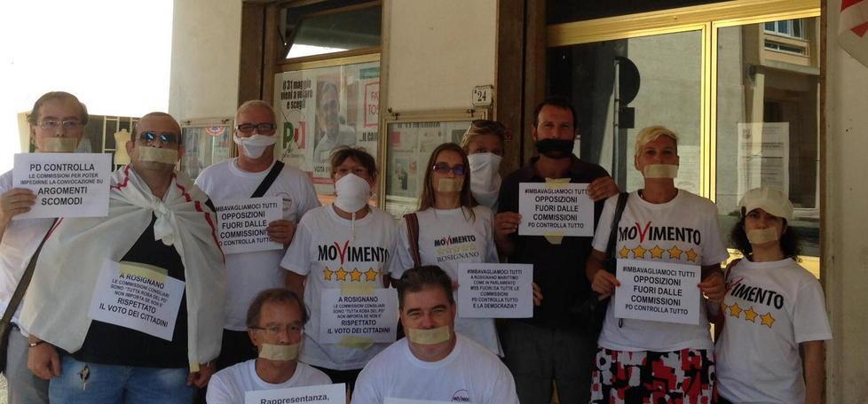 I 5 Stelle s’imbavagliano per protesta contro il Pd 