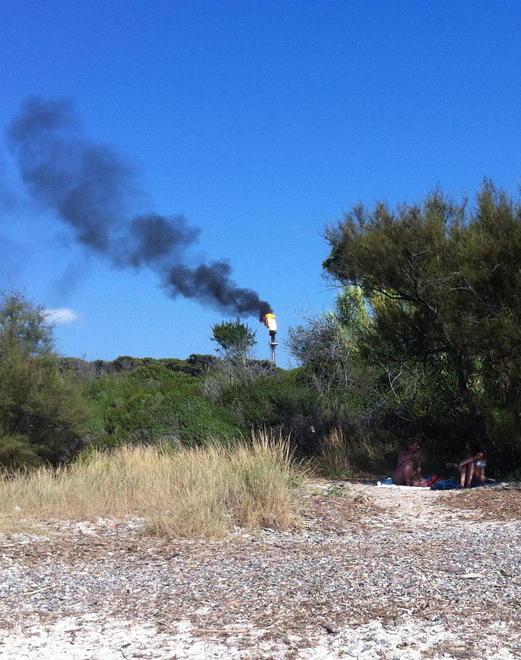 Fiamme e fumo dalla torcia dell’etilene 