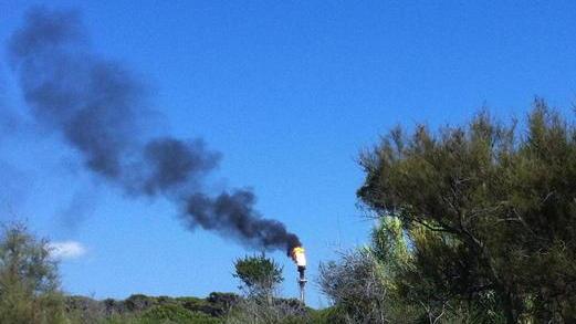 Fiamme e fumo dalla torcia dell’etilene