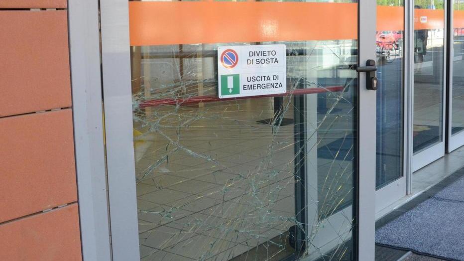 Tentano la spaccata con un tombino alla Conad