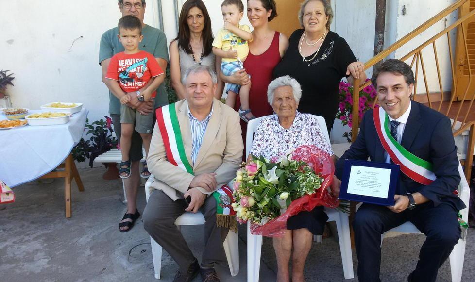 Nonna Rosa festeggia i 100 anni