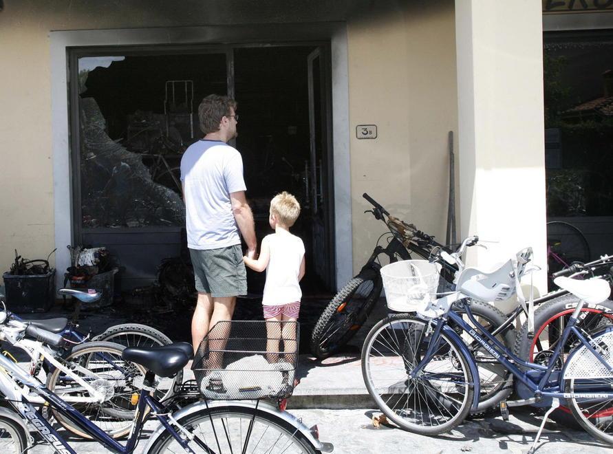 Incendio al Versilia bike, filmati al setaccio 