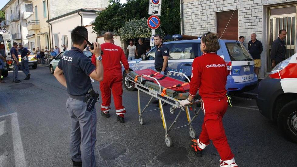 Ferito dopo la lite in mezzo alla strada