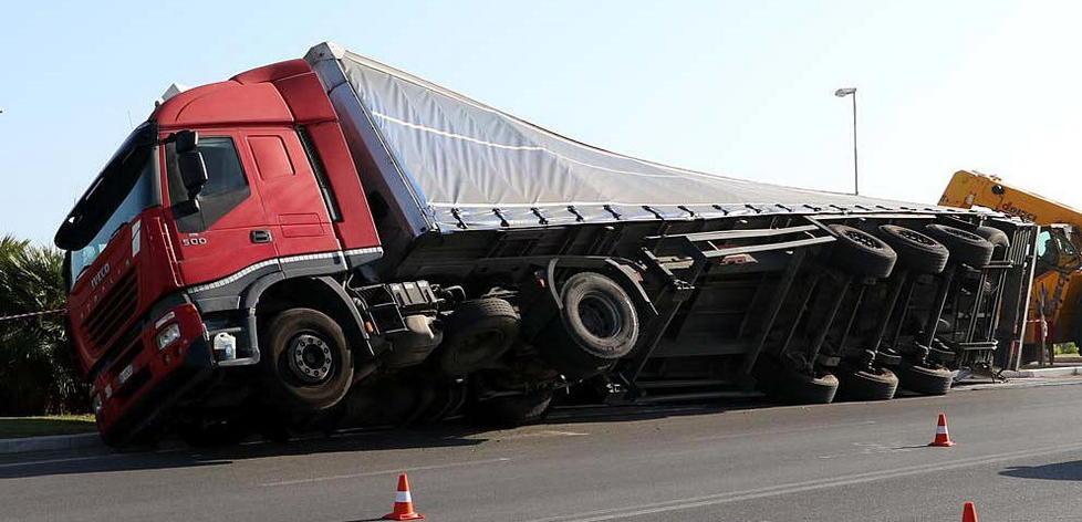 Si ribalta tir pieno di ferro traffico in tilt a Marina 