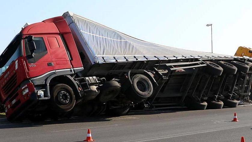 Si ribalta tir pieno di ferro traffico in tilt a Marina