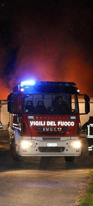 Fiamme alla Mazzanta, paura per i campeggi 