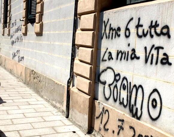 Scali D’Azeglio, muro deturpato