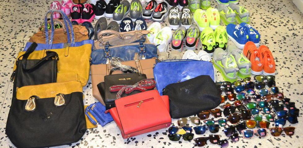 Borse, scarpe e occhiali sequestrati 
