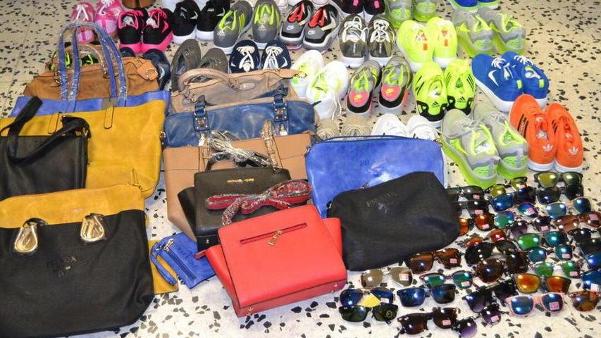 Borse, scarpe e occhiali sequestrati