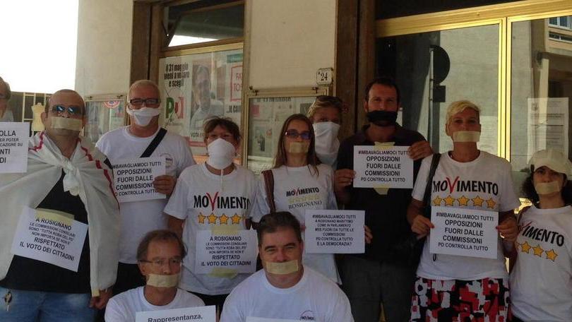 I 5 Stelle s’imbavagliano per protesta contro il Pd