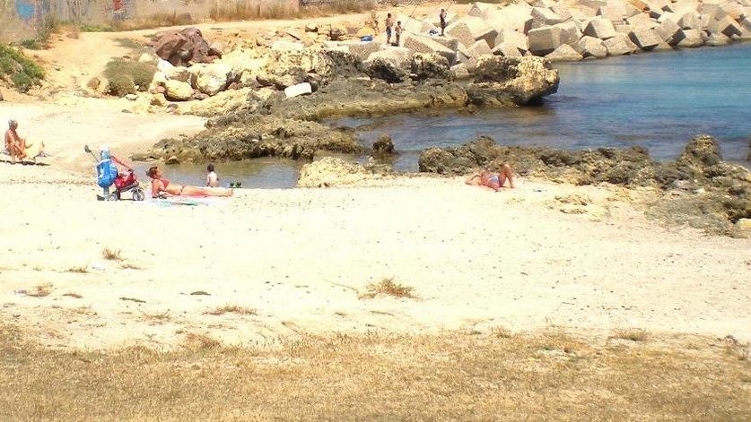 Renaredda, siringhe davanti alla spiaggia