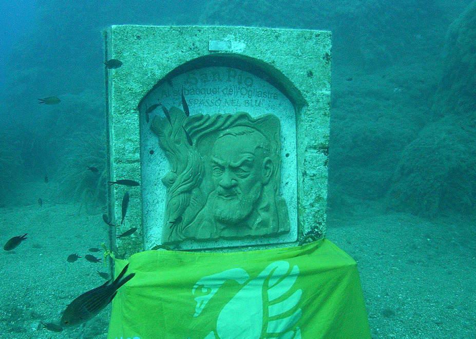 Un bassorilievo di San Pio per i subacquei d’Ogliastra 