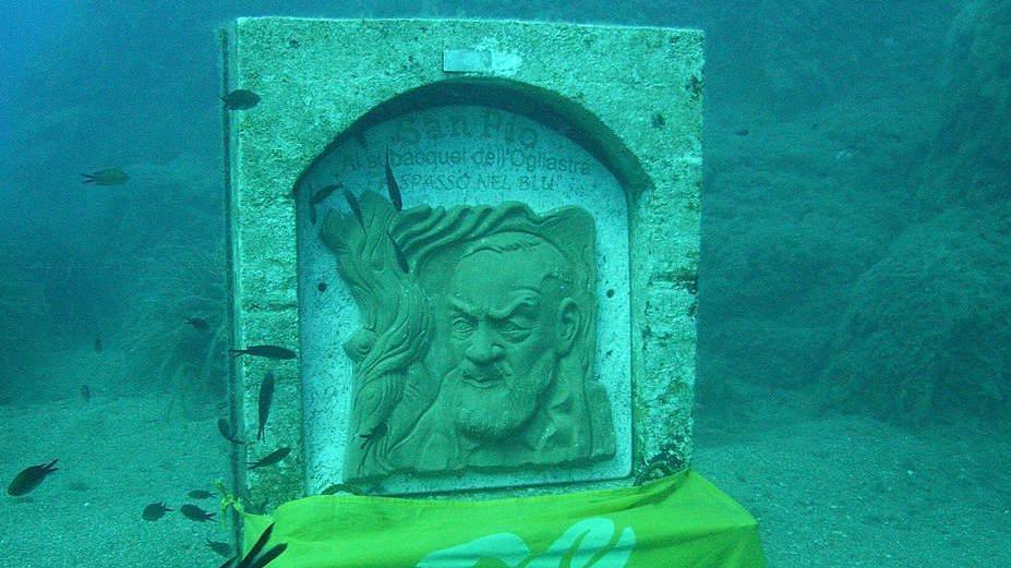 Un bassorilievo di San Pio per i subacquei d’Ogliastra 