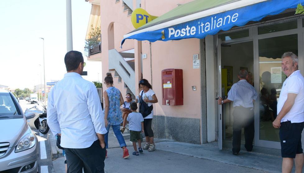 L’ufficio postale apre a giorni alterni, i clienti si infuriano 